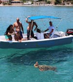 Un grupo de amigos fotografiando una tortuga en el paseo en barco para la observación de tortugas desde Agios Sostis.