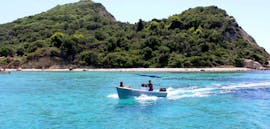 Zicht op de boot die gebruikt wordt bij de taxiboot naar het schildpaddeneiland Agios Sostis.