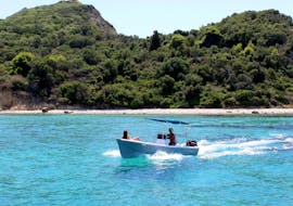 Zicht op de boot die gebruikt wordt bij de taxiboot naar het schildpaddeneiland Agios Sostis.