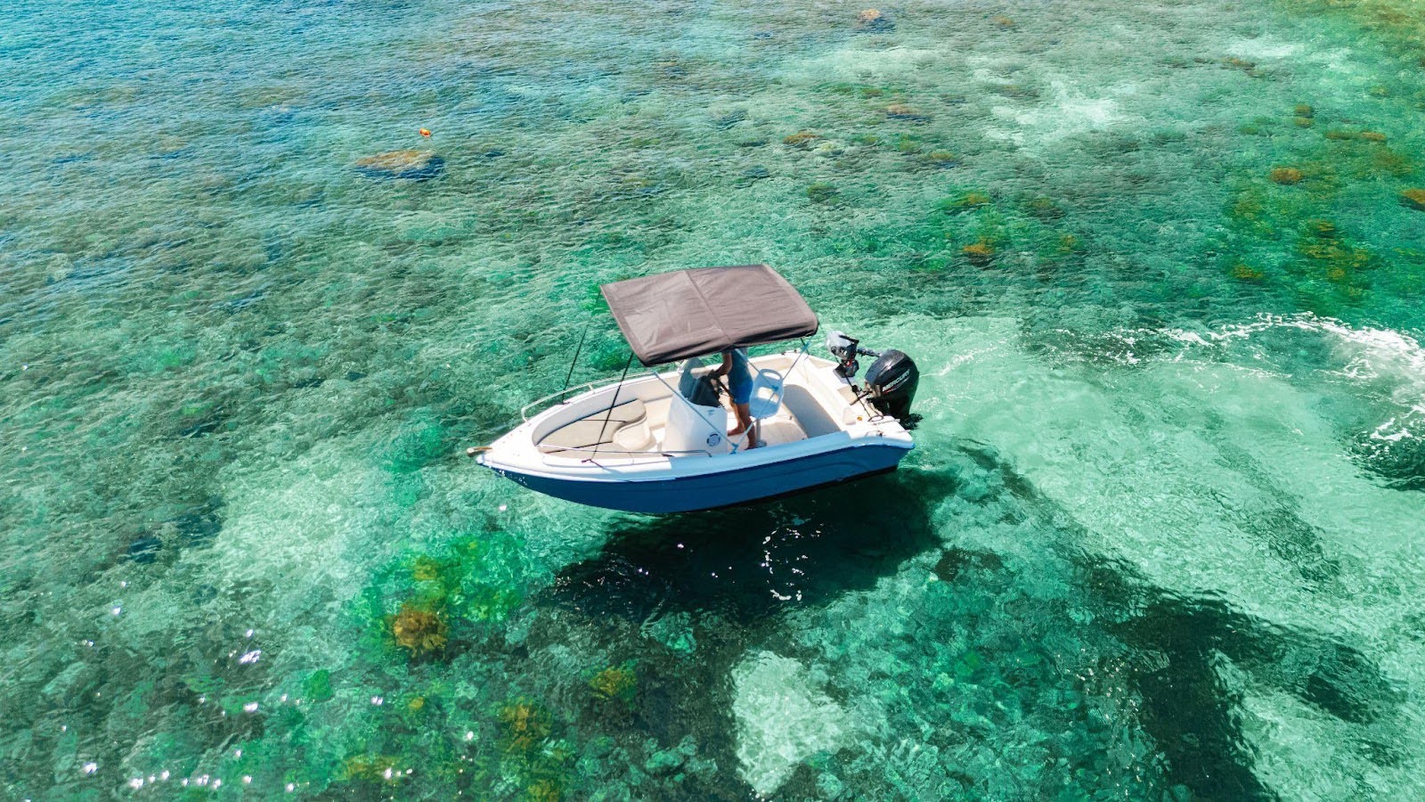 Bateau taxi entre Agios Sostis & Turtle Island avec Traventure Zakynthos.