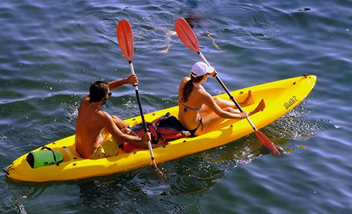 Deux personnes faisant du canoë pendant la sortie de Canoë-kayak sur la Loire - Parcours journée 25 km avec Louet Evasion Loire.