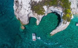 Vista delle grotte di Keri, che potrete visitare durante la gita privata in barca all'isola delle Tartarughe e alle rocce di Myzithres con Traventure.