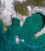 Vista delle grotte di Keri, che potrete visitare durante la gita privata in barca all'isola delle Tartarughe e alle rocce di Myzithres con Traventure.