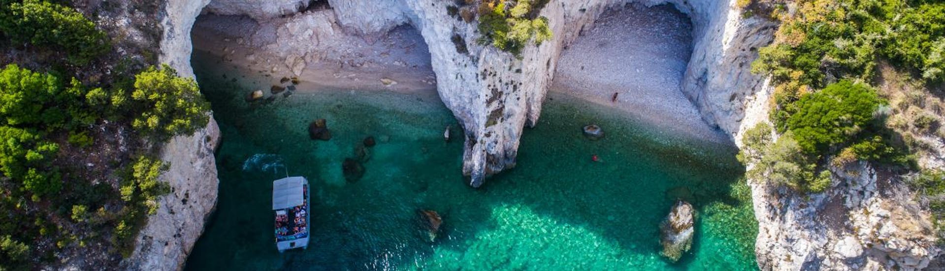 Vistas de las cuevas que pueden visitarse en el Paseo en barco privado a las cuevas de Keri y el barco hundido con Traventure Zakynthos.