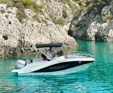 Lo yacht di lusso utilizzato per la gita in barca privata a Zante da Agios Sostis con Traventure Zakynthos.