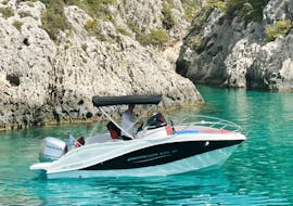 Het luxe jacht dat wordt gebruikt voor de privé-boottocht rond Zakynthos vanaf Agios Sostis met Traventure Zakynthos.