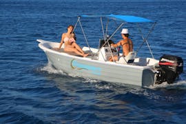 2 Freunde auf dem Boot, das beim Bootsverleih in Agios Sostis - Standard mit Traventure ausgeliehen werden kann.
