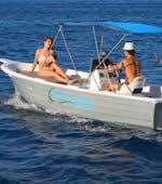 2 Freunde auf dem Boot, das beim Bootsverleih in Agios Sostis - Standard mit Traventure ausgeliehen werden kann.