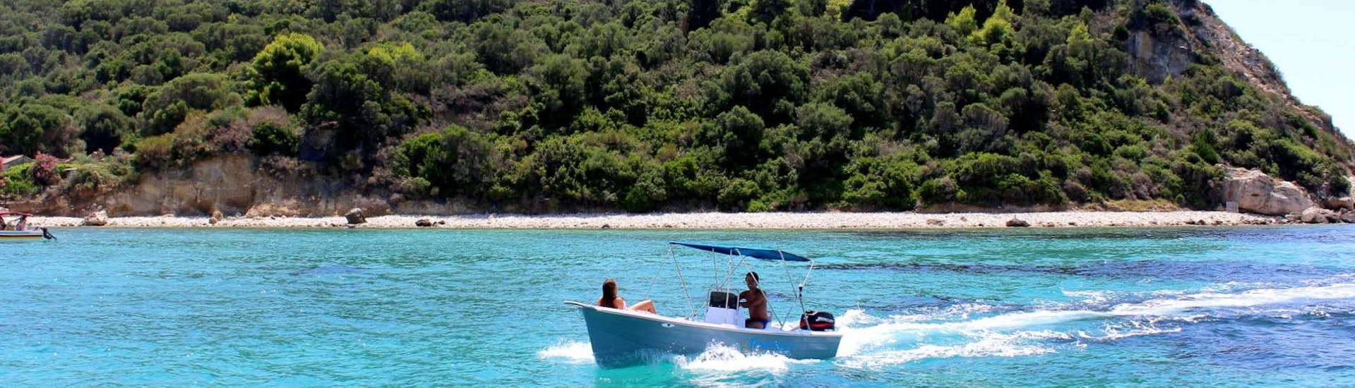 De boot die kan worden gehuurd bij de bootverhuur in Agios Sostis - Premium met Traventure Zakynthos ligt op het strand.