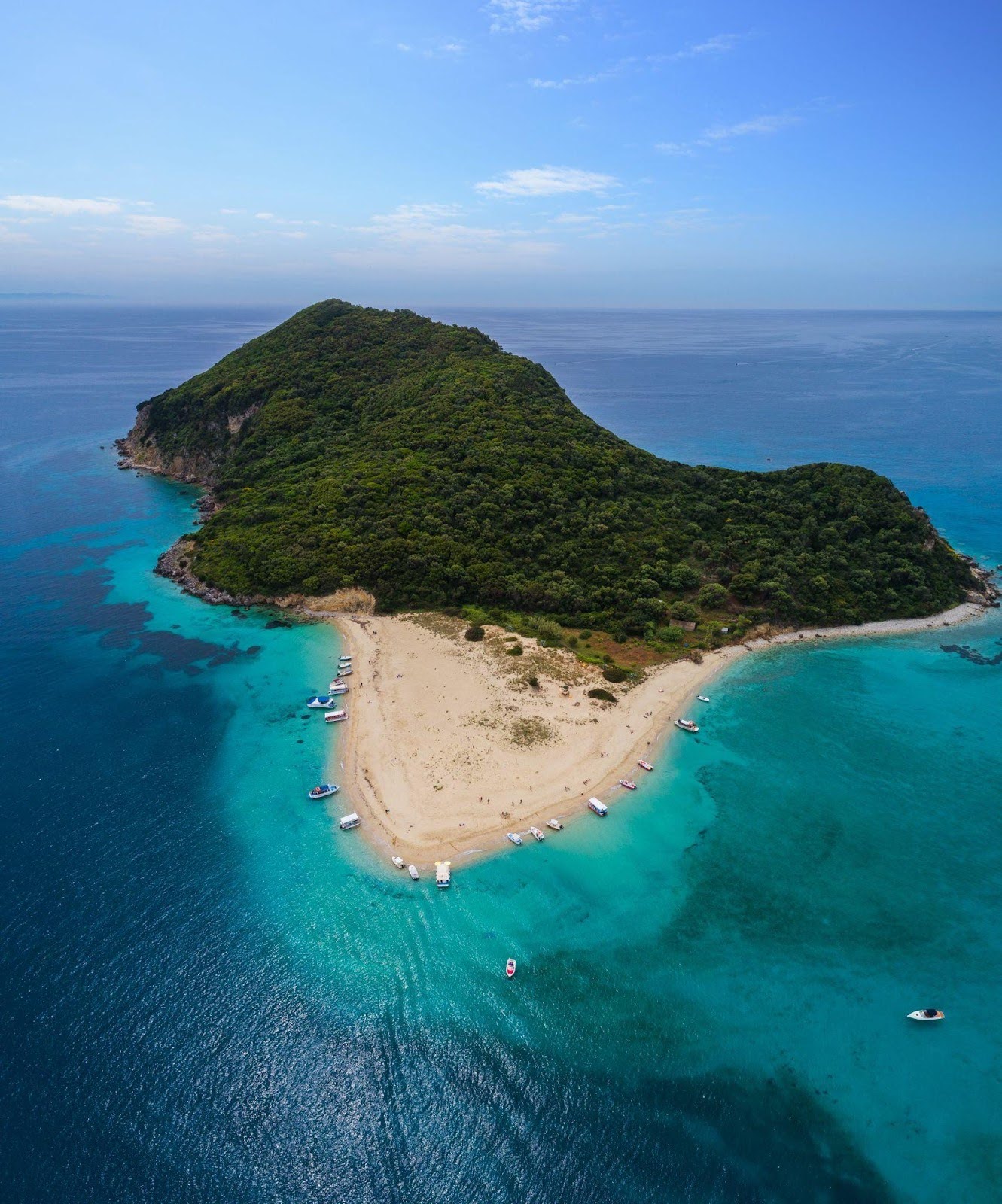 Location de bateau à Agios Sostis (jusqu'à 6 pers.) - Laganas Bay, Marathonisi (Turtle Island) & Keri Caves avec Traventure Zakynthos.