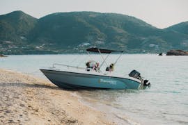 De boot ligt aan het strand en kan worden gehuurd bij de bootverhuur in Agios Sostis - Elite with Traventure Zakynthos.