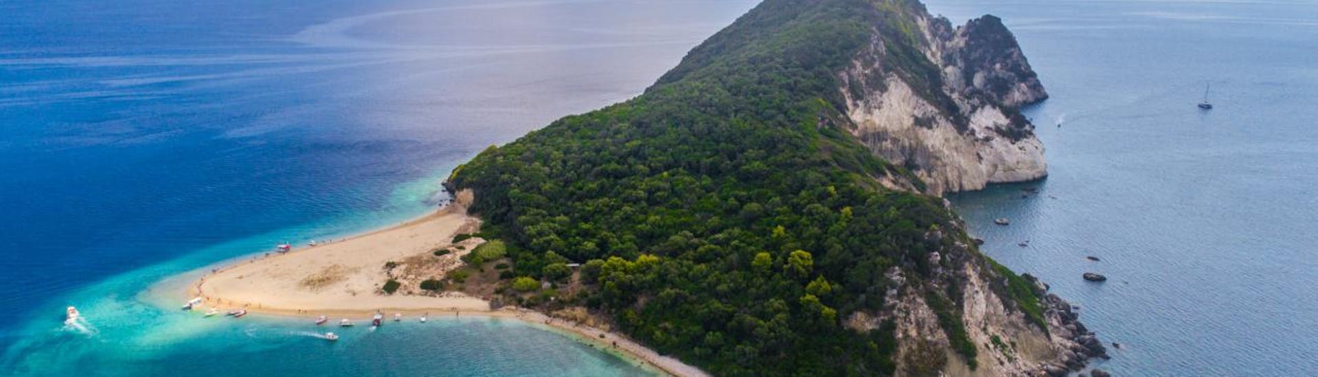 Foto de la isla de las tortugas y el mar azul, que se puede visitar en el alquiler de barcos en Agios Sostis - Elite con Traventure Zakynthos.