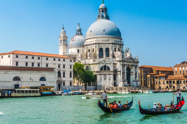 Uitzicht op de Basilica della Salute vanaf het kanaal tijdens de privé gondelvaart over de Canal Grande met diner in een restaurant met Agenzia Gondolieri Travel Venetië