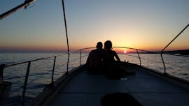 Foto di una coppia su una barca di Leucos Escursioni Leuca al tramonto durante il Giro in barca alle grotte di Santa Maria di Leuca.