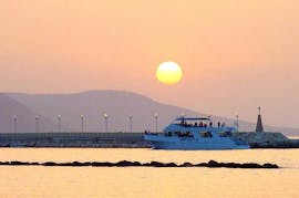 La Nafsika II di Cyprus Mini Cruises che si reca alla Laguna Blu al tramonto.