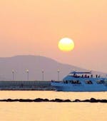 Nafsika II von Cyprus Mini Cruises auf dem Weg zur Blauen Lagune bei Sonnenuntergang.