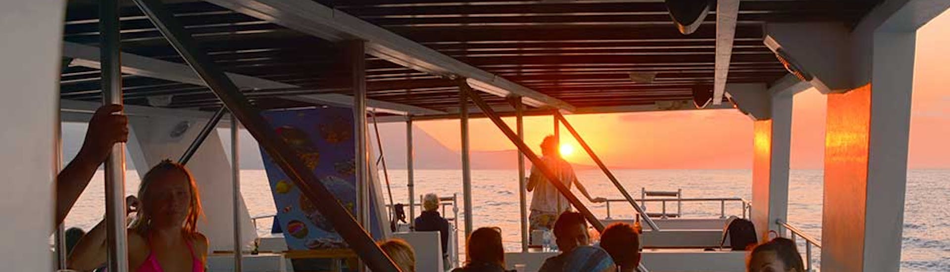 Passagers de l'excursion en bateau au coucher du soleil vers le lagon bleu avec barbecue avec Cyprus Mini Cruises.