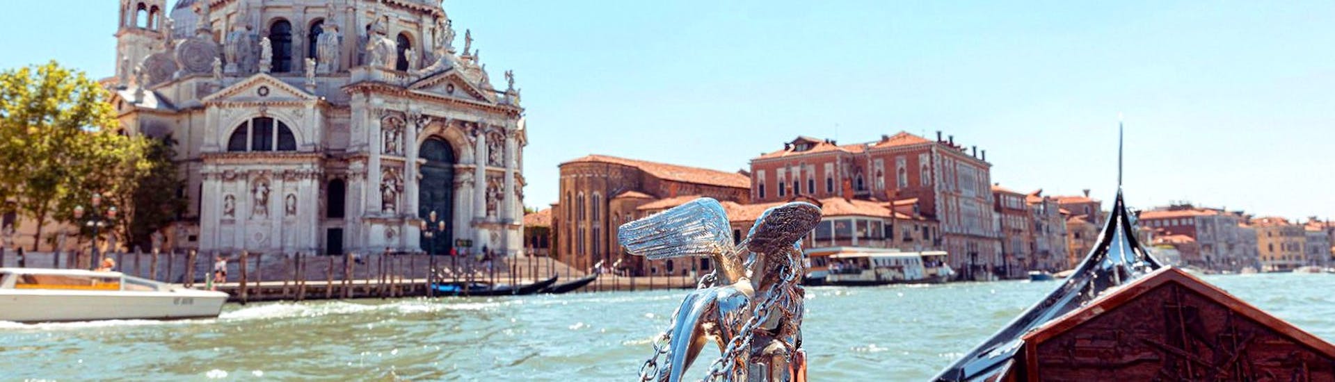 Vista della Basilica della Salute dalla gondola durante il Giro in gondola privata nel Gran Canale con prosecco con Agenzia Gondolieri Travel Venezia.