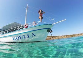 El Koulla te llevará de paseo de Latchi a la Laguna Azul.
