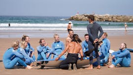 Een groep mensen lachend na hun les in Praia do Tarquínio met Gota Dagua Surf School.