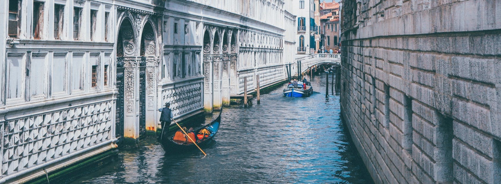 Sicht auf eine Brücke und im Hintergrund auf die Ponte dei Sospiri während der Private Gondelfahrt vom Markusplatz zur Ponte dei Sospiri mit Agenzia Gondolieri Travel Venezia.