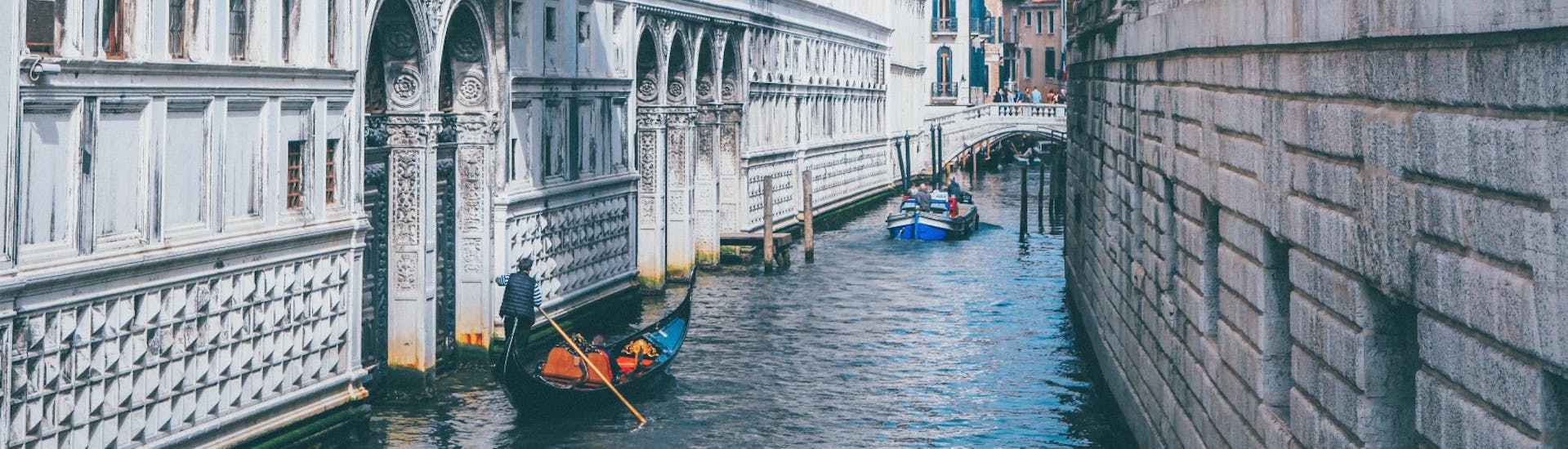 Gondels varen onder de Brug der Zuchten gezien tijdens de Prive Gondelvaart naar San Marco & Brug der Zuchten met Agenzia Gondolieri Travel Venezia.