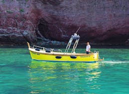 Foto del nostro tradizionale gozzo durante un giro in barca da Manarola alle Cinque Terre con aperitivo con 5 Terre Pelagos Boat Tours.
