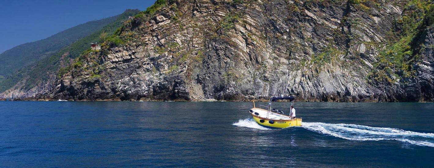 Foto del nostro gozzo a tutta velocità durante un giro in barca privato da Manarola alle Cinque Terre con aperitivo con 5 Terre Pelagos Boat Tours.