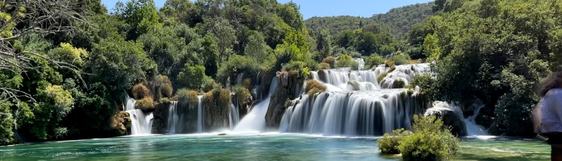 De beroemde Skradinski Buk-watervallen die je kunt zien tijdens de boottocht naar het Krka Nationaal Park vanuit Šibenik met Anima Natura Šibenik.