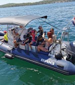 Menschen auf dem Boot während der Bootstour zu den Inseln Zlarin, Prvić & Tijat ab Šibenik mit Anima Natura Šibenik.