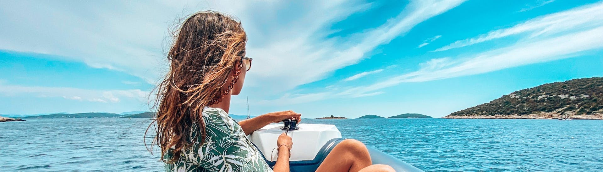 Eine Frau ganz vorne auf dem Boot während der Bootstour zu den Inseln Zlarin, Prvić & Tijat ab Šibenik mit Anima Natura Šibenik.