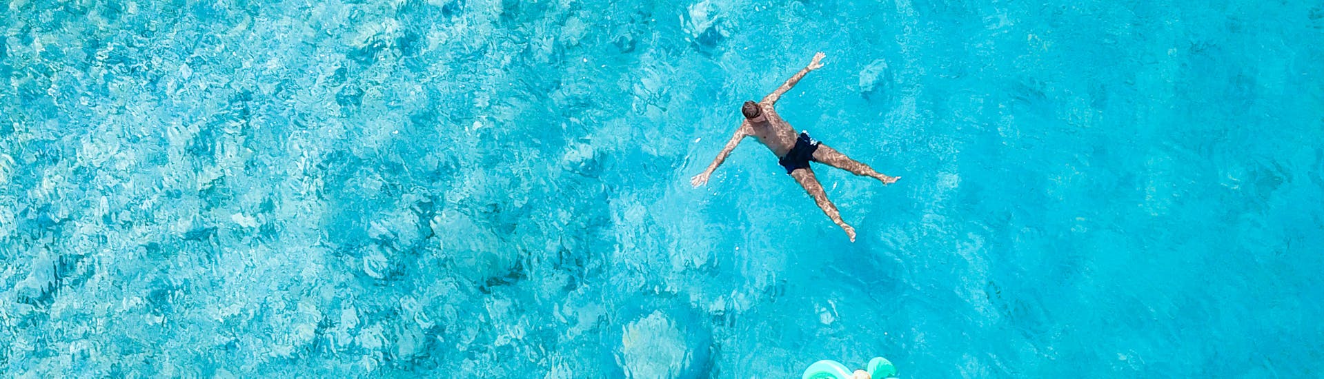 " Een man zwemt tijdens de boottocht rond de Šibenik-archipel inclusief zwemmen met Anima Natura Šibenik. "