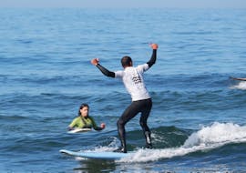 Una persona fa surf durante una lezione di surf privata a Praia de Ribeira d'Ilhas con Ericeira Waves.