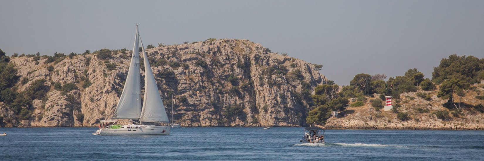 Barche nel canale di Sant'Antonio durante la gita panoramica in barca lungo il canale di Sant'Antonio da Sebenico con Anima Natura Šibenik.