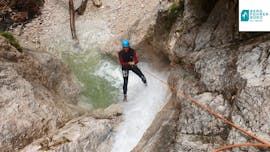 Ein Teilnehmer seilt sich beim atemberaubenden Wasserfall ab beim Canyoning bei Salzburg - The Lone Ranger Tour mit Bergführer Salzburg.