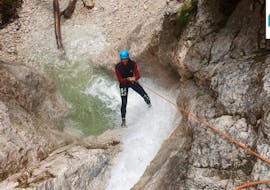 Ein Teilnehmer seilt sich beim atemberaubenden Wasserfall ab beim Canyoning bei Salzburg - The Lone Ranger Tour mit Bergführer Salzburg.