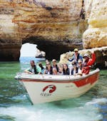 Des personnes font une Balade en bateau depuis Armação de Pêra vers 10 grottes, y compris Benagil avec Aurora Boat Trips Algarve.