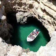 Das Boot, das während einer Bootstour von Armação de Pêra zu 15 Höhlen einschließlich Benagil mit Aurora Boat Trips benutzt wurde.