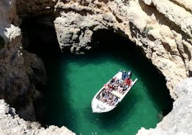 Le bateau utilisé lors de la Balade en bateau depuis Armação de Pêra vers 15 grottes, y compris Benagil avec Aurora Boat Trips Algarve.
