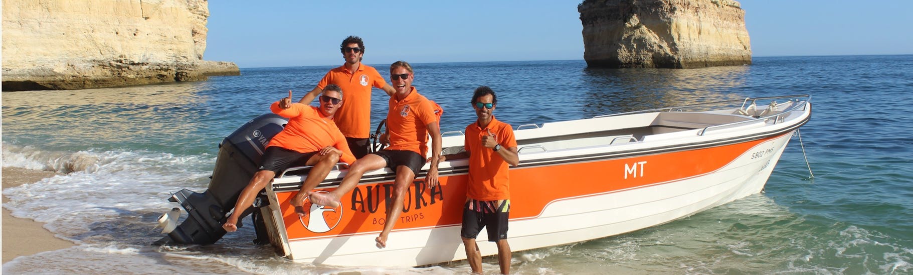 Il nostro equipaggio con l'imbarcazione utilizzata durante un giro in barca da Armação de Pêra a 15 grotte tra cui Benagil con Aurora Boat Trips.