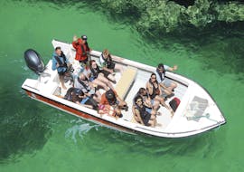 Des personnes participent à une Balade privée en bateau d'Armação de Pêra aux grottes de l'Algarve avec Aurora Boat Trips.