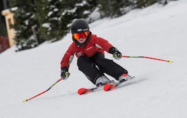 A kid skiing during his private Ski Lessons for Kids of All Levels with Schischule Glungezer.