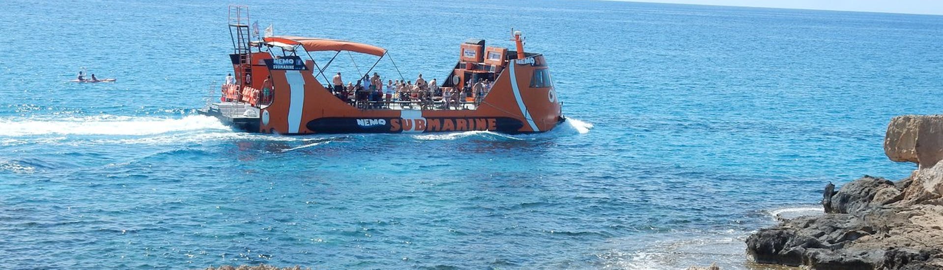 La barca vista da una grotta durnate il Giro in barca semisommergibile lungo la costa di Ayia Napa.