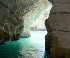 El interior de las cuevas dejará de ser un misterio para quienes participen en la excursión privada en barco semirrígido a Isole Tremiti desde Vieste con La Darsena Vieste.