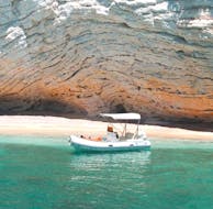 Eine Person entspannt auf einem Schlauchboot vor der Küste des Gargano, die sie während des Bootsverleihs in Vieste mit La Darsena Vieste besucht.