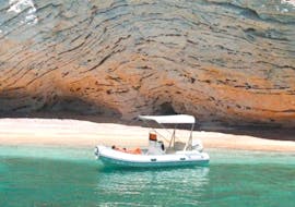 Rilassarsi su un gommone al largo delle coste del Gargano è uno dei principali vantaggi del nostro noleggio di gommoni a Vieste con La Darsena Vieste.