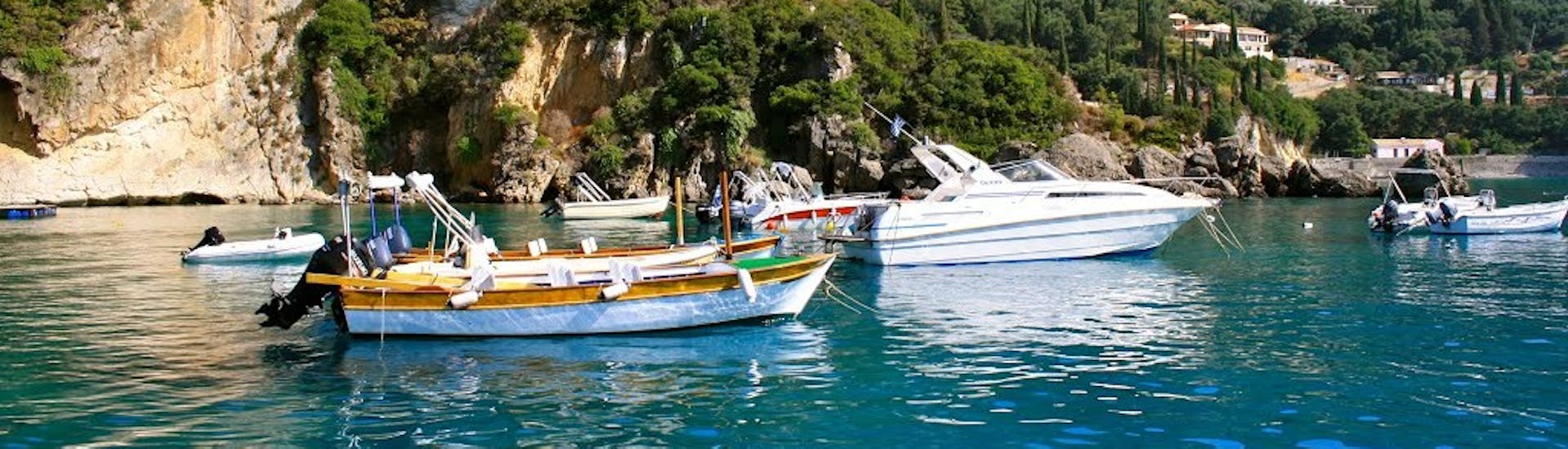 Menschen auf einem Boot vom Bootsverleih in Palaiokastritsa auf Korfu (bis zu 4 Personen) Ski Club 105 Boat Rental Corfu.