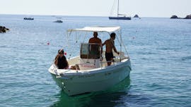 Menschen auf einem Boot vom Bootsverleih in Palaiokastritsa auf Korfu (bis zu 4 Personen) Ski Club 105 Boat Rental Corfu.