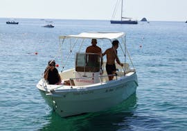 Mensen op een boot van de bootverhuur in Palaiokastritsa op Corfu (tot 4 personen) Ski Club 105 Boat Rental Corfu.