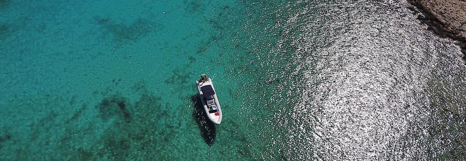Immagine di una barca RIB di SEAze The Day Crete sull'acqua durante la gita privata in barca alla laguna di Balos e Gramvousa da Kissamos.